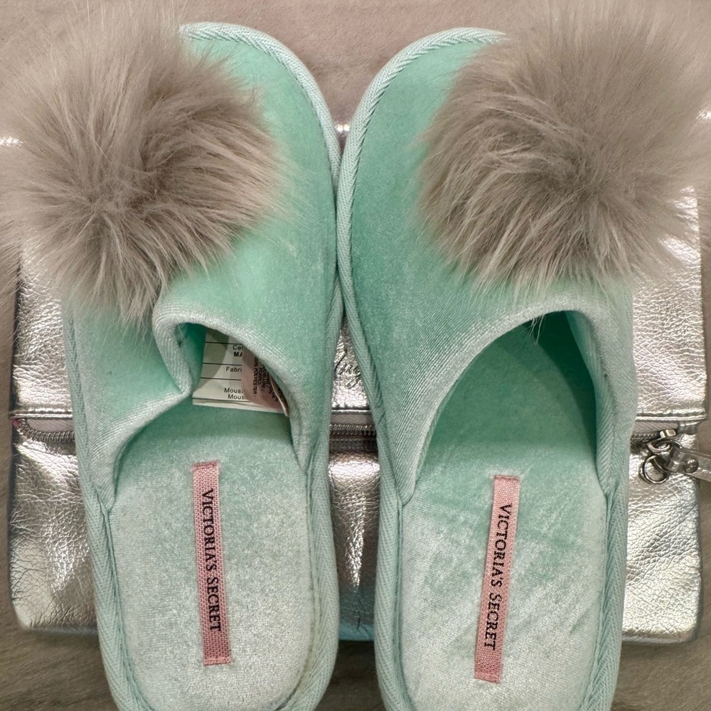 Victoria's Secret  Slippers w/Cosmetic Bag